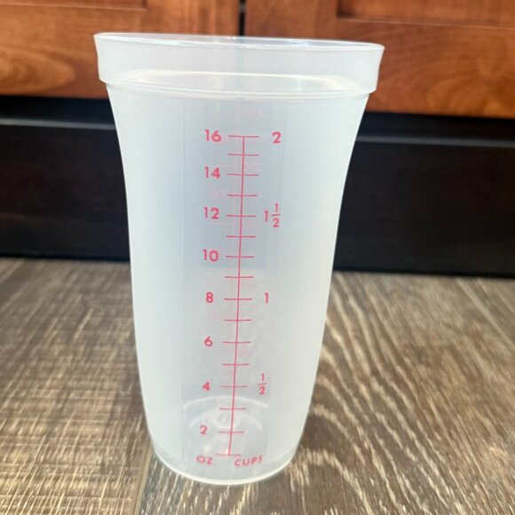 Tupperware Quick Shake Container with Insert - Picture 8 of 16